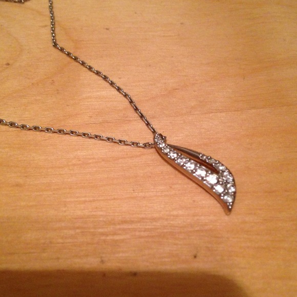 Simple yet classic design Swarovski necklace