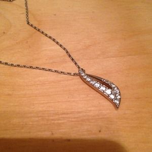 Simple yet classic design Swarovski necklace