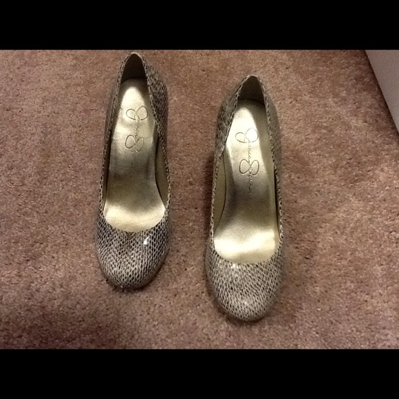 Bundle-  Jessica Simpson pumps/scarf