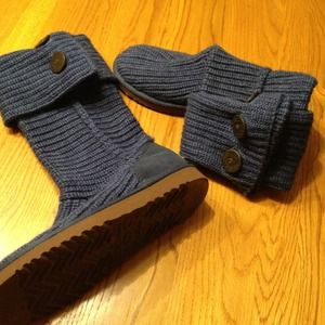 SOLD - Ugg Cardy boots, never worn outdoors