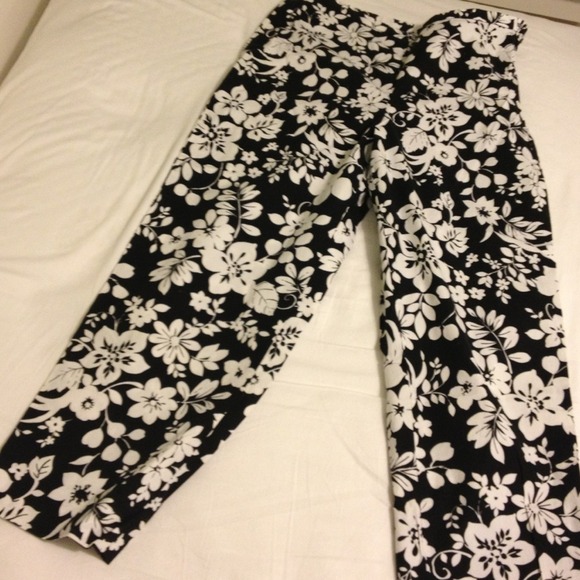 NWOT Black and White Flowered Capri Pants - Picture 1 of 4