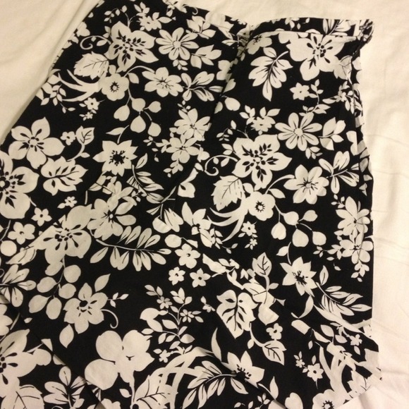 NWOT Black and White Flowered Capri Pants - Picture 2 of 4