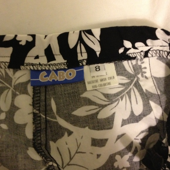 NWOT Black and White Flowered Capri Pants - Picture 3 of 4