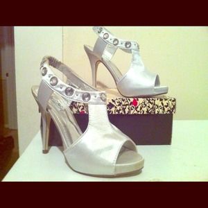 Satin silver shoes with jewels
