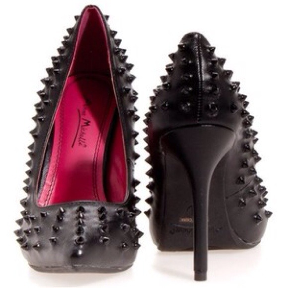 Gorgeous studded/spiked black pumps
