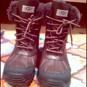 Uggs dark brown worn once very warm  size 10