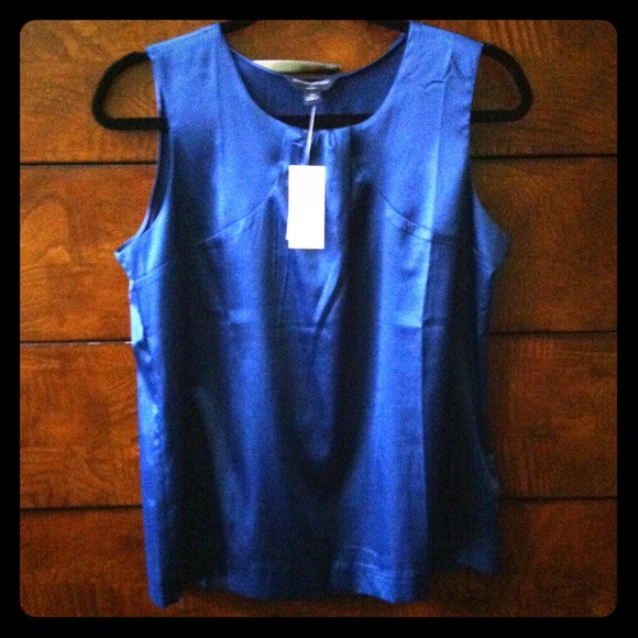 Banana republic petite blouse. Never worn, Tags on