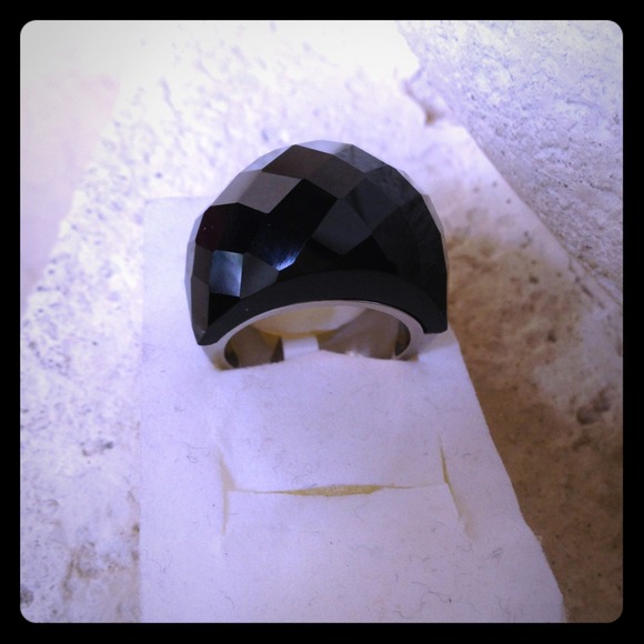 Black 3D ring
