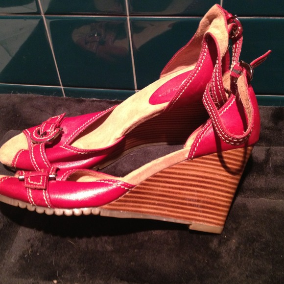 Aerosoles - red wedges