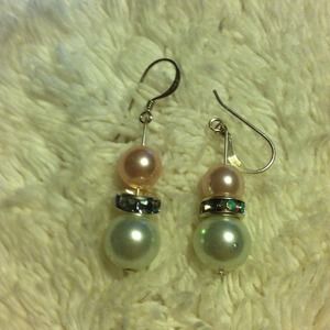 Synthetic white and pink pearls earrings