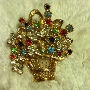 Assorted synthetic stone and pearl basket broach