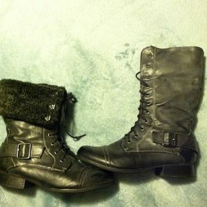 Gray/black convertible boot with faux fur.