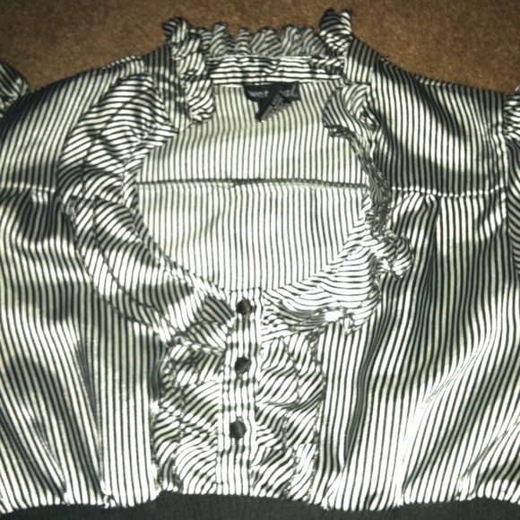 💎TRADED💎Black & Silver Ruffled Collar Dressy Top - Picture 2 of 2