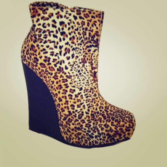 🔴SOLD cheetah print wedges