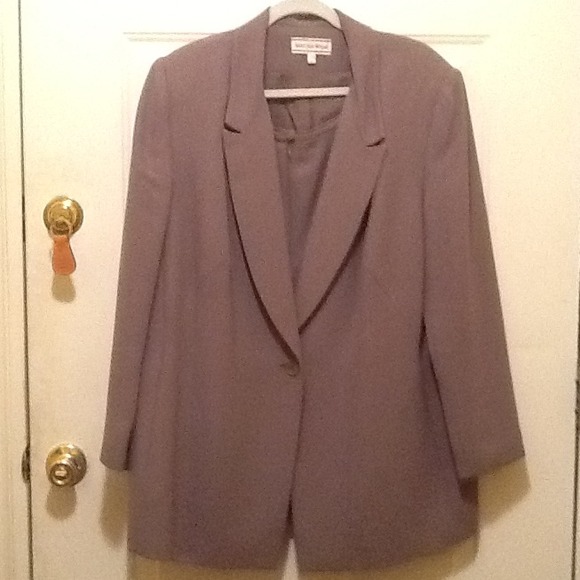 ✅Reduced⤴Taupe one button suit