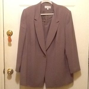 ✅Reduced⤴Taupe one button suit