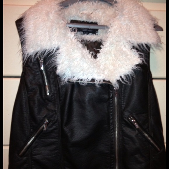 Black leather like vest with trim - Picture 3 of 3