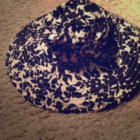 Black and white pattern sun hat.