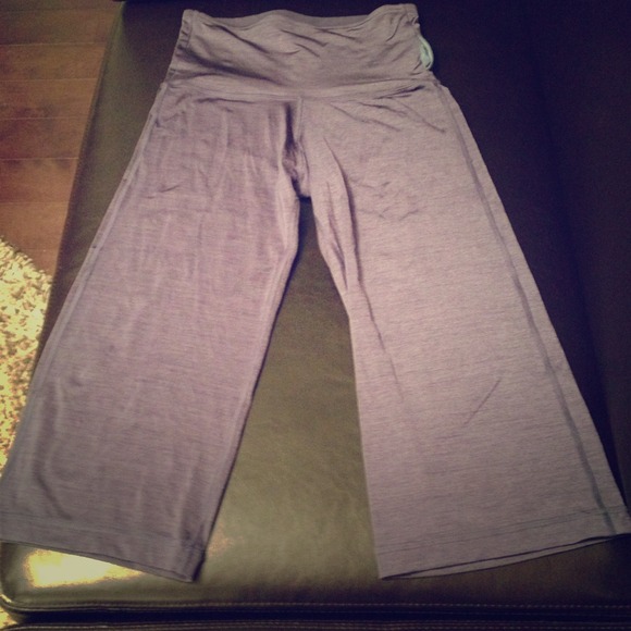 Lavender Capri Lululemon workout pants💕