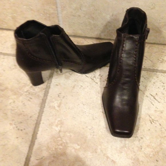 Sz 7 1/2 brown boots