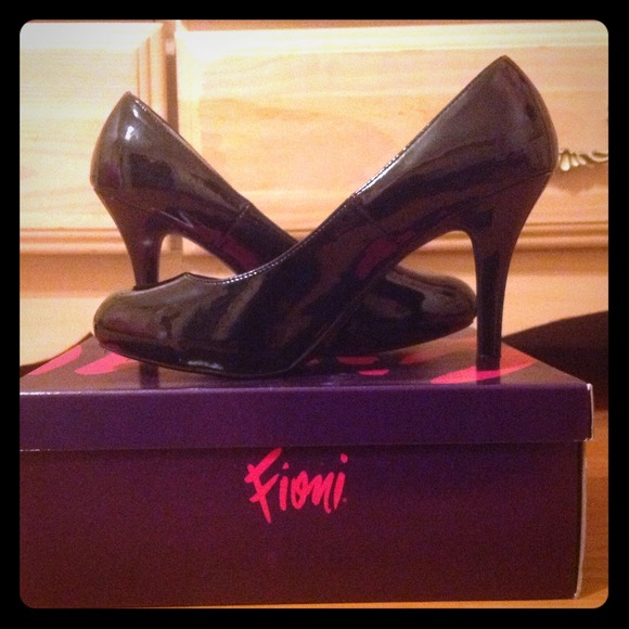 Never worn Fioni black heels