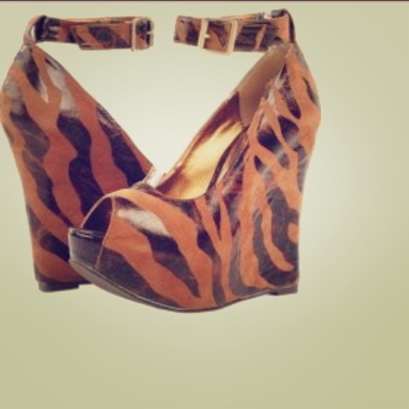 🔴SOLD Giraffe print wedges