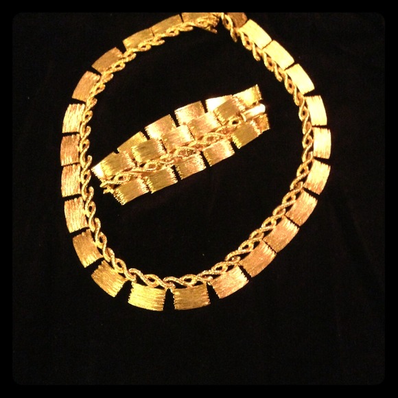Beautiful gold necklace and bracelet set.