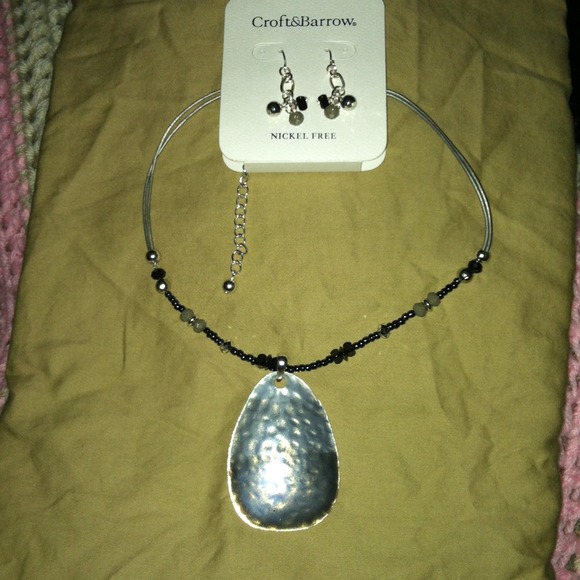 Earring and necklace set - Picture 1 of 3