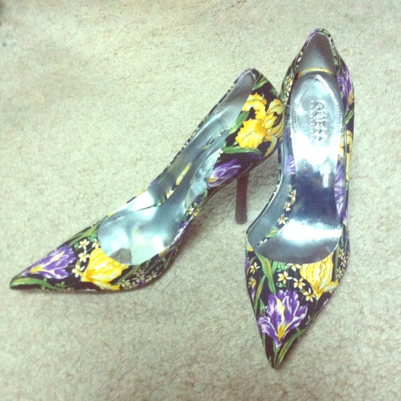 Guess "Carrie" Pumps