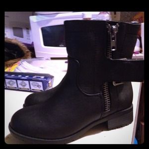 Black boots with buckle
