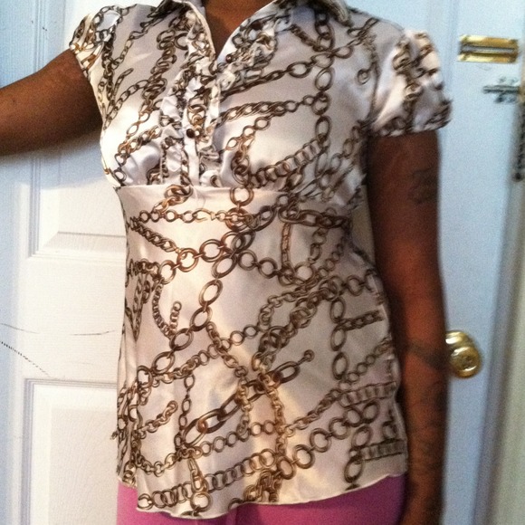 A white shirt w/dark brown chain pattern all over.