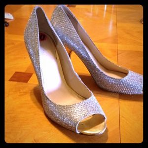 💥Nine West peep toe pumps💥