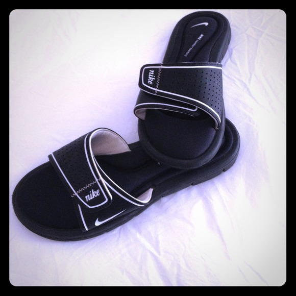 Sz 7 Nike squishy comfy flip-flops! Black/white