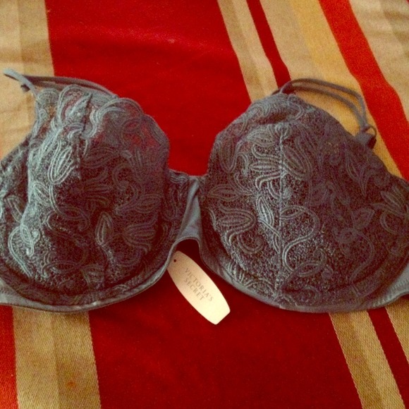 💢SOLD IN BUNDLE💢New Victorias Secret Lace Bra!