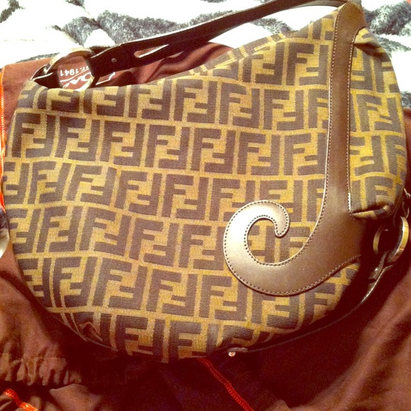 FENDI Handbags - Fendi Zucca purse!!