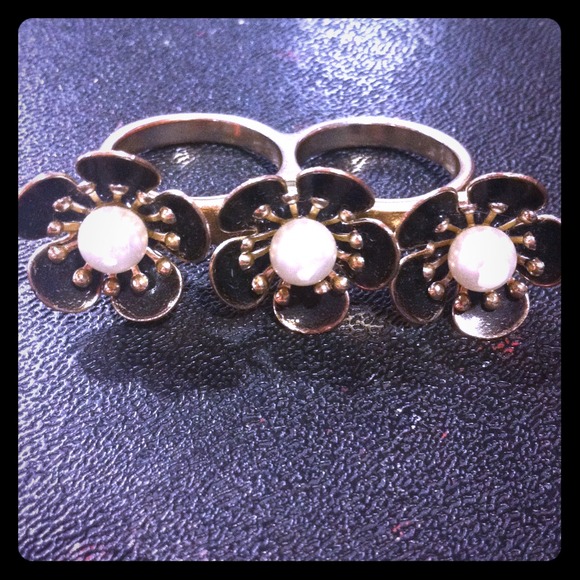 3 black flowers ring! - Picture 1 of 2