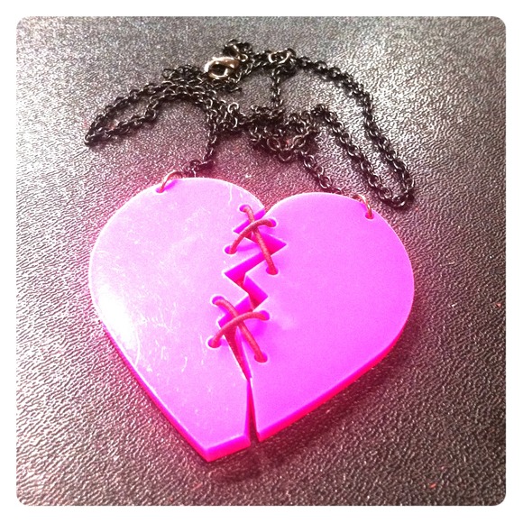 Bright pink broken heart necklaxe - Picture 1 of 3