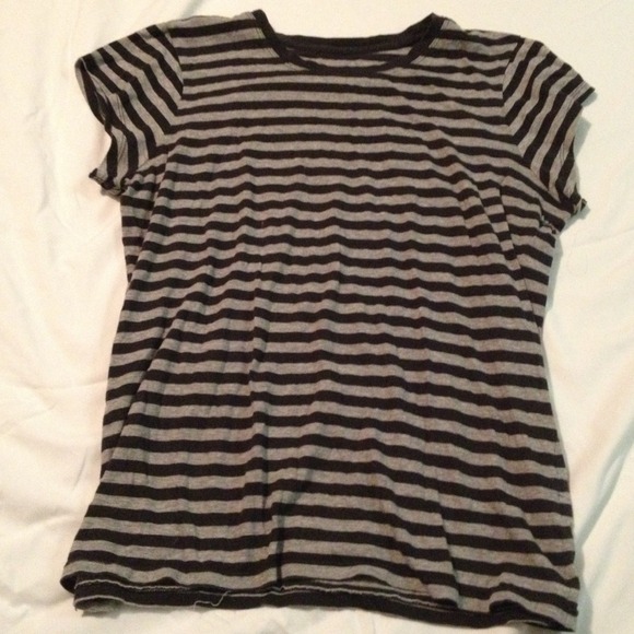 Black and gray t-shirt