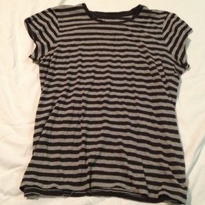 Black and gray t-shirt