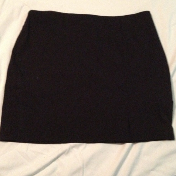 Black express skirt. - Picture 1 of 4