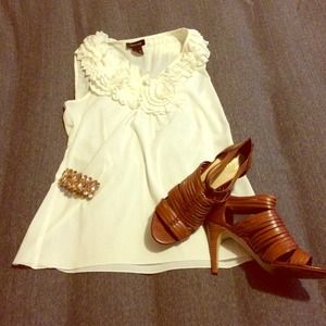 ***SOLD in BNDL***Cute white spense top