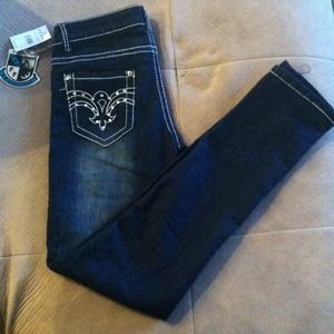 🔴SOLD🔴Size 5/6 dark wash skinny jeans w/ white