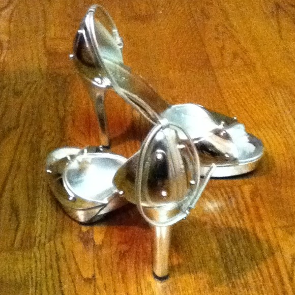 Gucci silver metallic stilettos !!