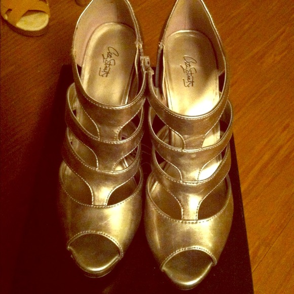 Cute Silver heels 9.5!