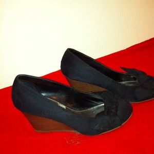 Black wedge with bow