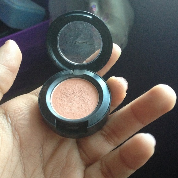 MAC single shadow - Picture 2 of 3