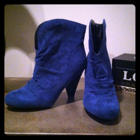 "SOLD" Low cut boots - Picture 1 of 3