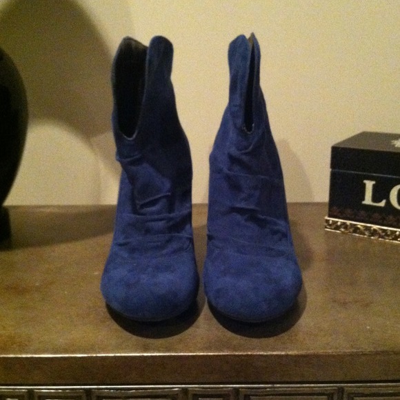 "SOLD" Low cut boots - Picture 3 of 3