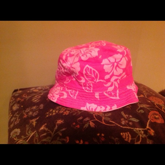 **Reserved for @CVZ15** Reversible pink bucket hat