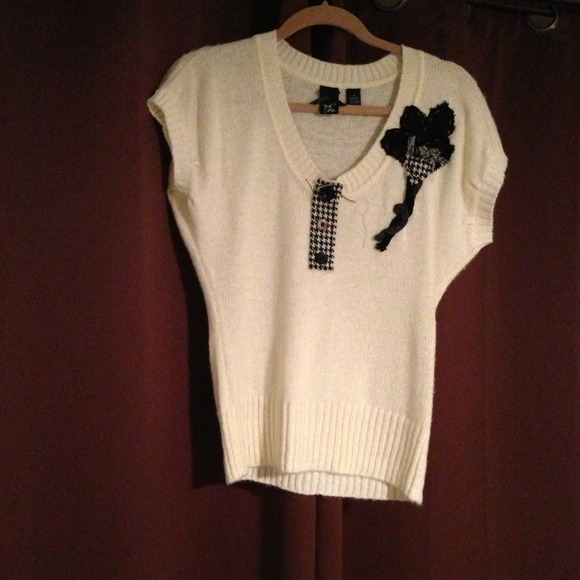 REDUCED!  Sweater with flower detail - Picture 1 of 4